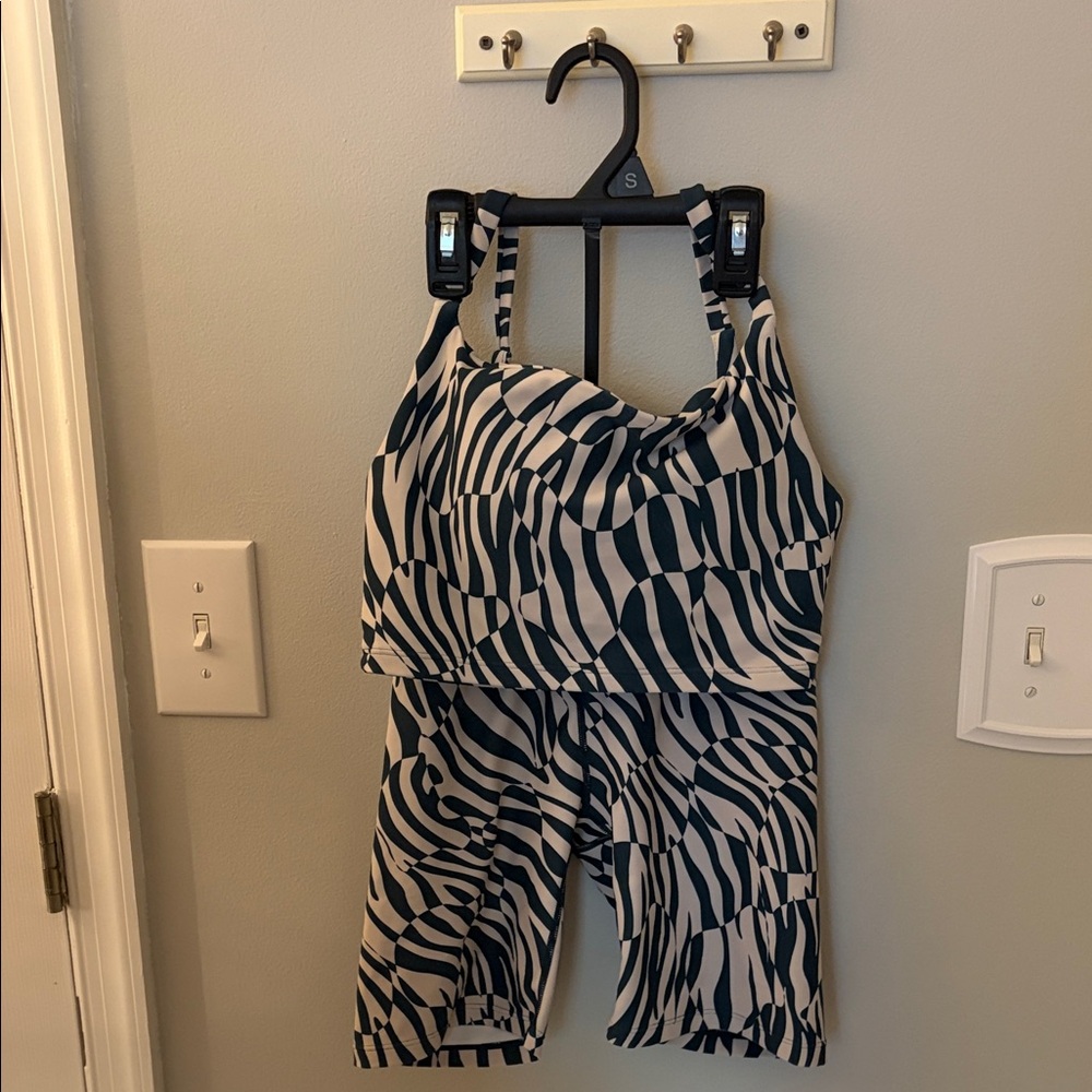 Women's Teal and White Abstract Active Set